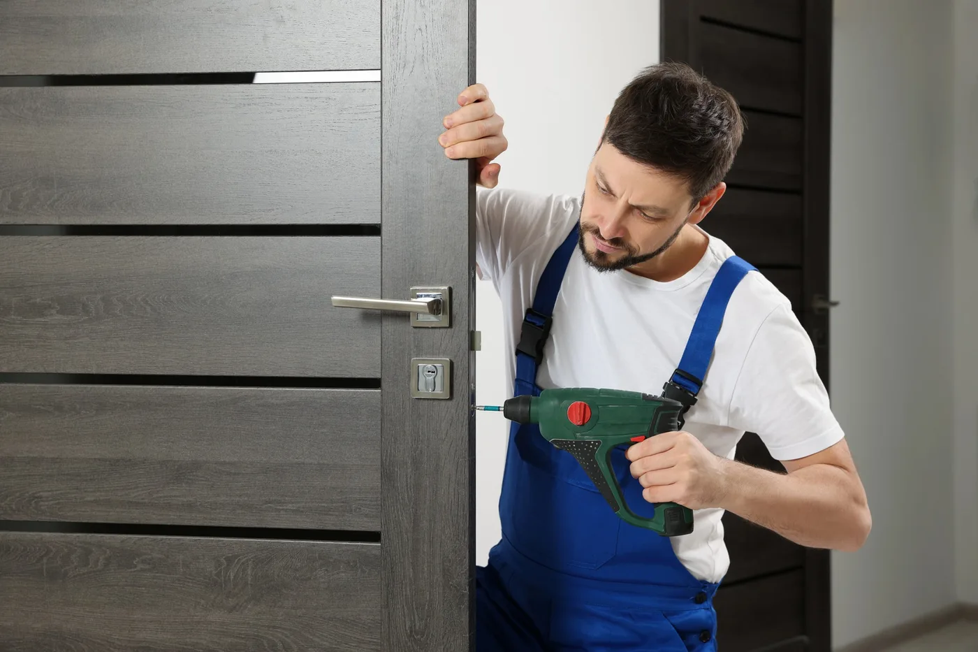 Pose d'un cylindre sur une porte d'entrée par un artisan serrurier à Paris 5e (75005)